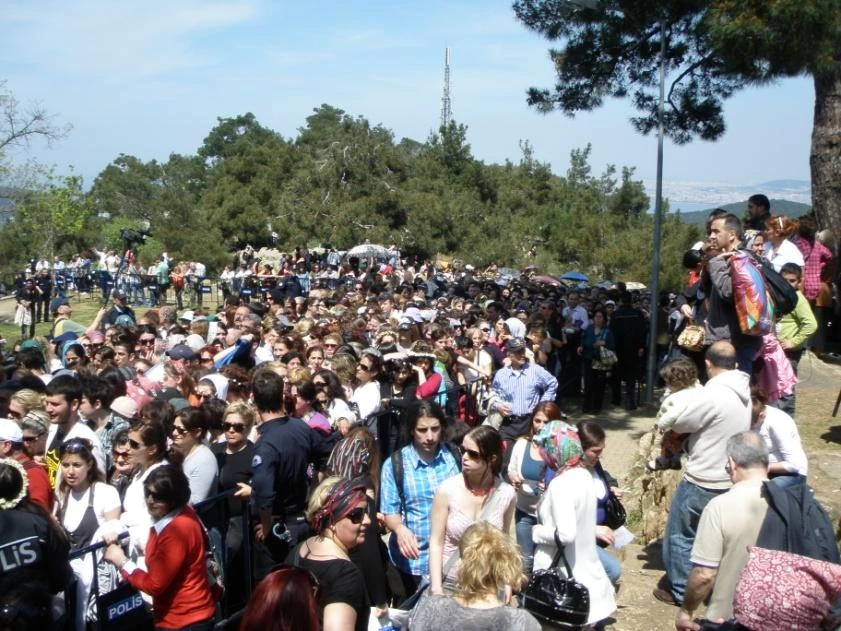 Το μεγαλύτερο προσκύνημα της Τουρκίας: Χιλιάδες μουσουλμάνοι και φέτος στο Αϊ Γιώργη τον Κουδουνά στην Πρίγκηπο!